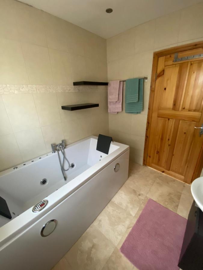 Town With Charming Garden, Bbq Area & Sleeps 6 Cashel (Tipperary)