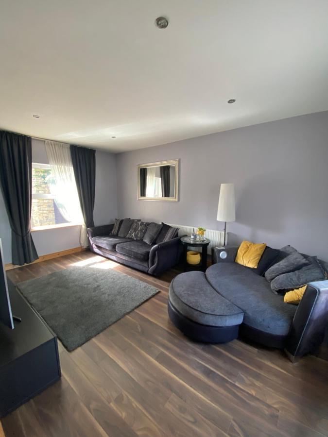 Town With Charming Garden, Bbq Area & Sleeps 6 Ferienhaus *